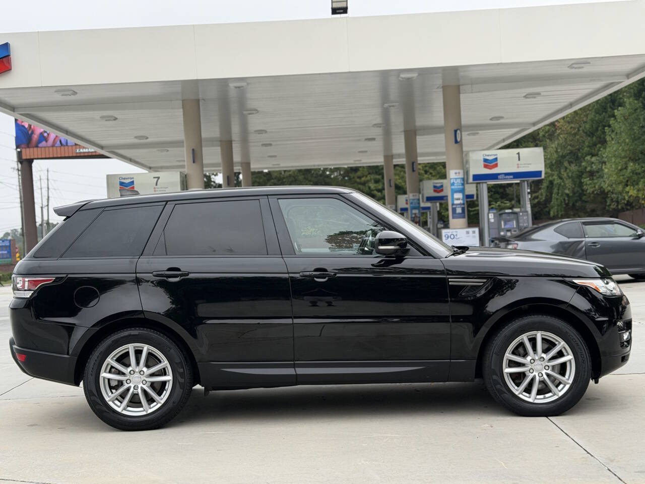 Used 2017 Land Rover Range Rover Sport SE AWD/4WD image 25