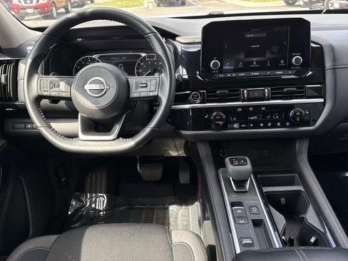 Used 2024 Nissan Pathfinder SV FWD image 8
