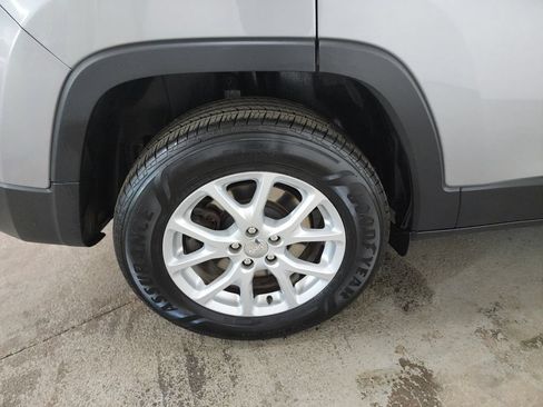 Used 2017 Jeep Cherokee Latitude w/ Cold Weather Group AWD/4WD image 36