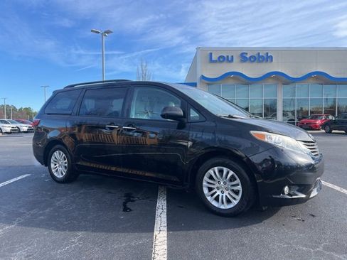 Used 2017 Toyota Sienna XLE w/ XLE Navigation Package image 4