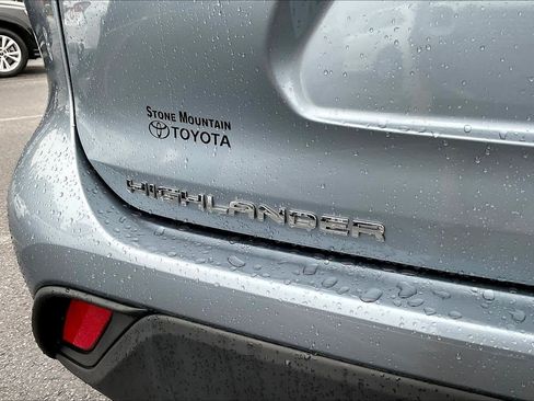 Used 2024 Toyota Highlander XLE FWD image 10