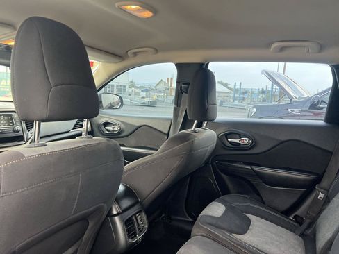 Used 2014 Jeep Cherokee Sport FWD image 8