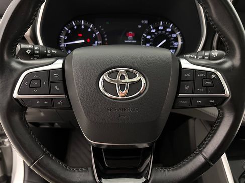 Used 2021 Toyota Highlander XLE AWD/4WD image 17