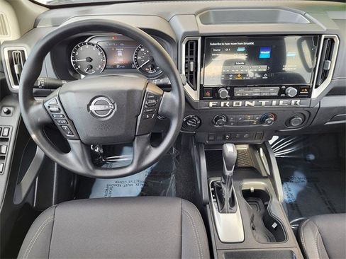 Used 2025 Nissan Frontier SV image 27