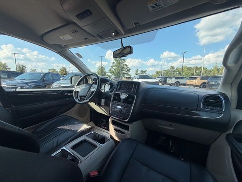 Used 2015 Chrysler Town & Country Touring FWD image 10
