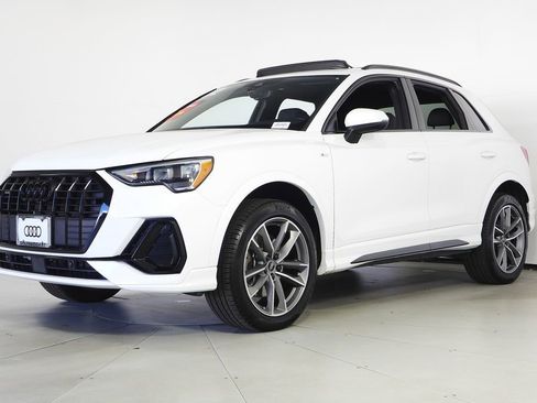 Used 2022 Audi Q3 2.0T Premium w/ Black Optic Sport Package image 2