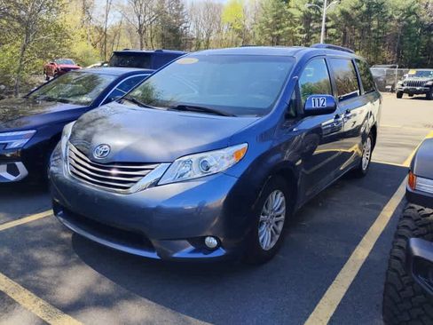 Used 2016 Toyota Sienna XLE FWD image 4