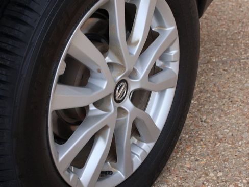 Used 2019 Nissan Rogue SV image 40