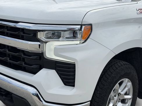 Used 2022 Chevrolet Silverado 1500 LT w/ Z71 Off-Road Package AWD/4WD image 11