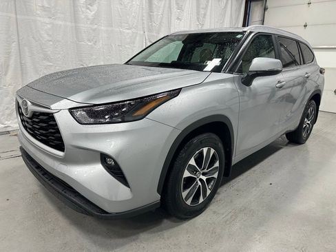 Used 2025 Toyota Highlander XLE image 3