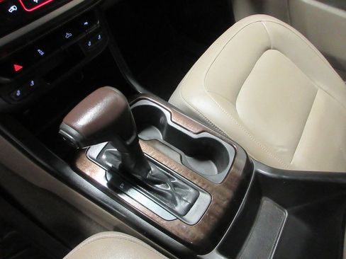 Used 2015 GMC Canyon SLT AWD/4WD image 18