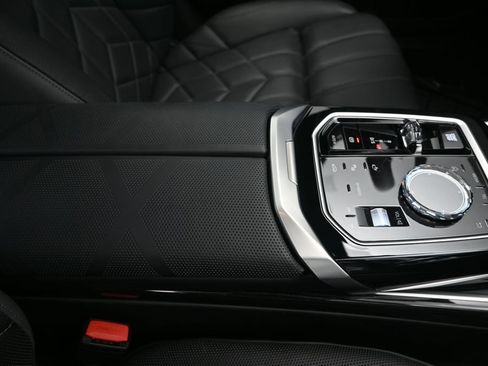Certified 2026 BMW 740i w/ Executive Package RWD image 27