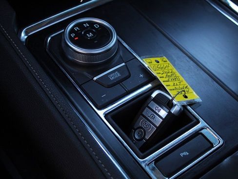 Used 2022 Ford Expedition XLT image 32