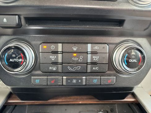 Used 2015 Ford F150 Lariat w/ Equipment Group 502A Luxury AWD/4WD image 22