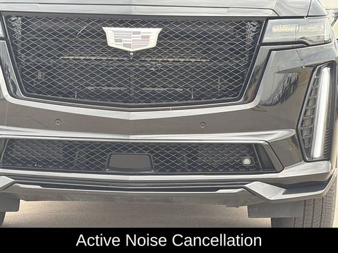 Used 2023 Cadillac Escalade ESV V AWD/4WD image 4