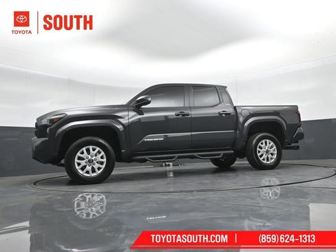 Used 2025 Toyota Tacoma SR5 AWD/4WD image 39