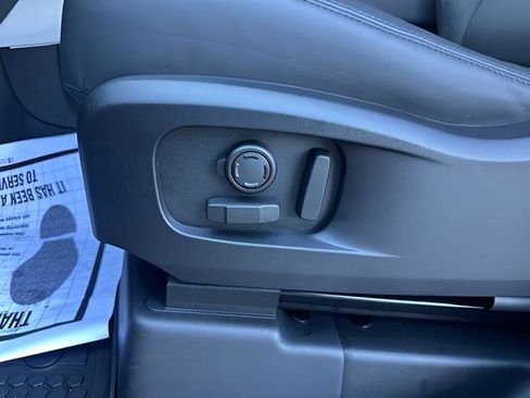 New 2025 Land Rover Defender 110 X-Dynamic SE image 17