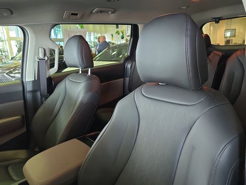 Used 2026 Kia Carnival LXS image 17