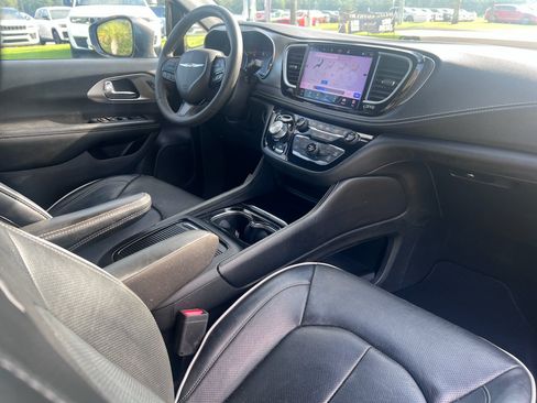 Used 2022 Chrysler Pacifica Limited w/ S Appearance Package FWD image 14