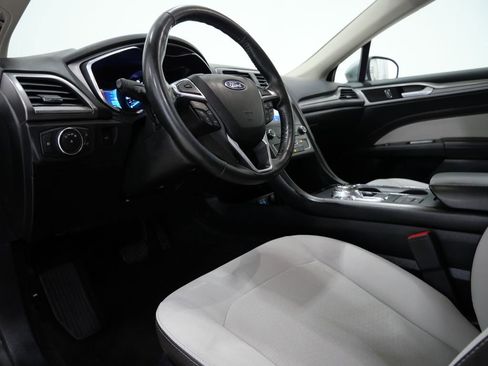 Used 2020 Ford Fusion SE w/ Equipment Group 151A FWD image 9