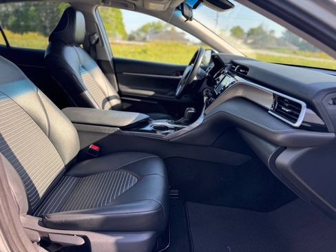Used 2018 Toyota Camry SE w/ Moonroof Package FWD image 10