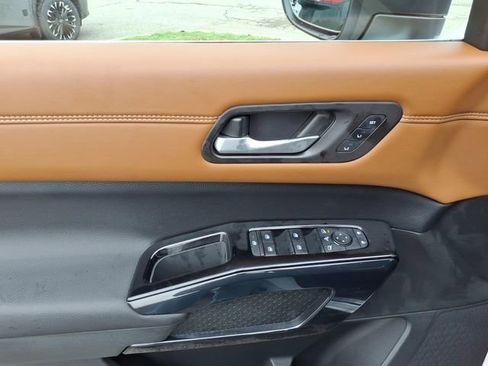 New 2026 Nissan Pathfinder Platinum image 4