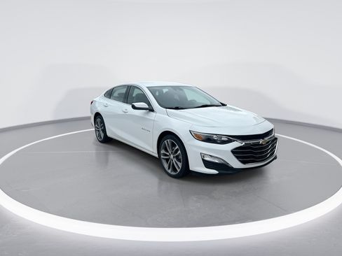 Used 2025 Chevrolet Malibu LT FWD image 2