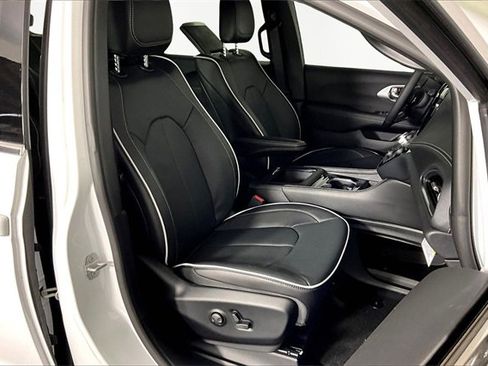 New 2026 Chrysler Pacifica Limited image 12