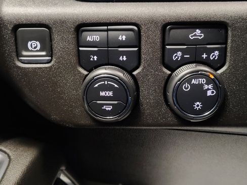 Used 2024 Chevrolet Silverado 1500 LT w/ Z71 Off-Road Package AWD/4WD image 28
