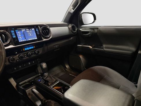 Used 2017 Toyota Tacoma TRD Off-Road w/ Premium & Technology Package image 21