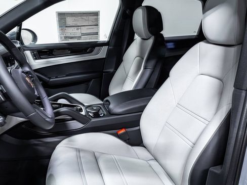Certified 2025 Porsche Cayenne AWD/4WD image 5