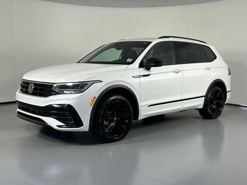 Used 2024 Volkswagen Tiguan SE R-Line AWD/4WD image 3