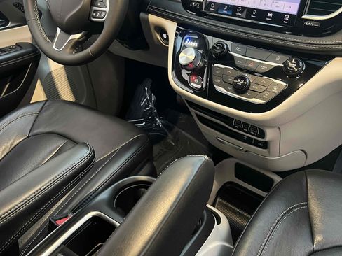 Used 2022 Chrysler Pacifica Touring-L image 46