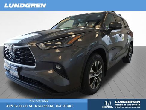 Used 2022 Toyota Highlander XLE AWD/4WD image 3