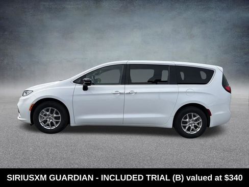 Used 2025 Chrysler Pacifica Select FWD image 2