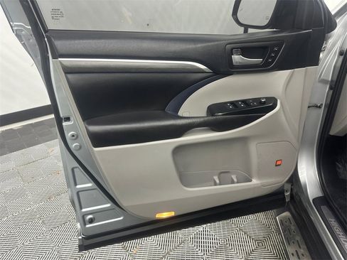 Used 2019 Toyota Highlander Limited Platinum image 11