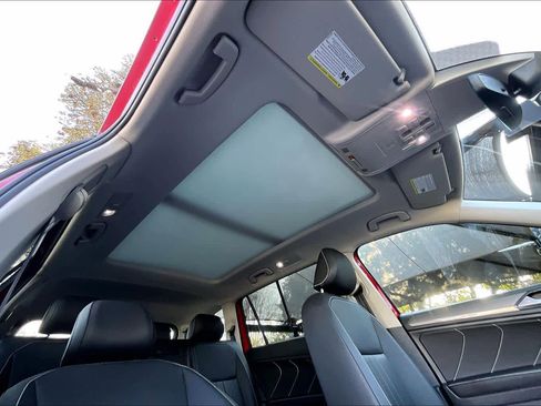 Used 2023 Volkswagen Tiguan SE w/ Panoramic Sunroof Package image 14