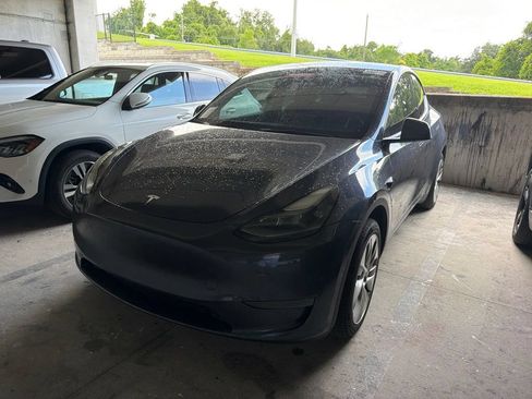 Used 2024 Tesla Model Y Long Range AWD/4WD image 1