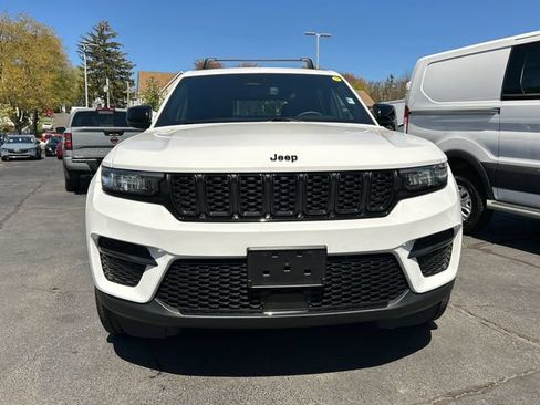 Used 2023 Jeep Grand Cherokee Altitude AWD/4WD image 6