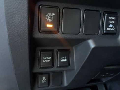 Used 2023 Nissan Frontier SV w/ SV Premium Package image 18