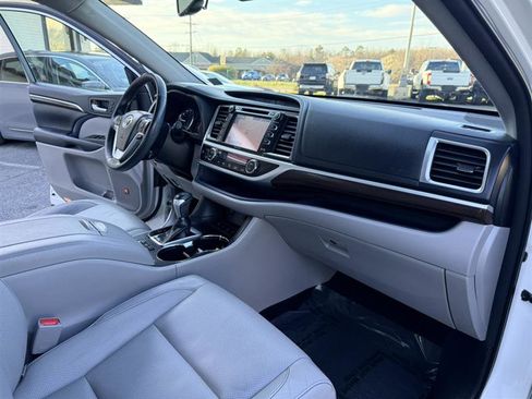 Used 2014 Toyota Highlander Limited w/ Driver Technology Package image 13