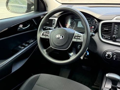 Used 2020 Kia Sorento LX image 9