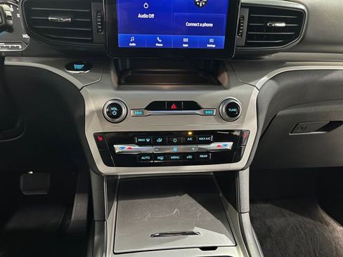 Used 2024 Ford Explorer XLT RWD image 23