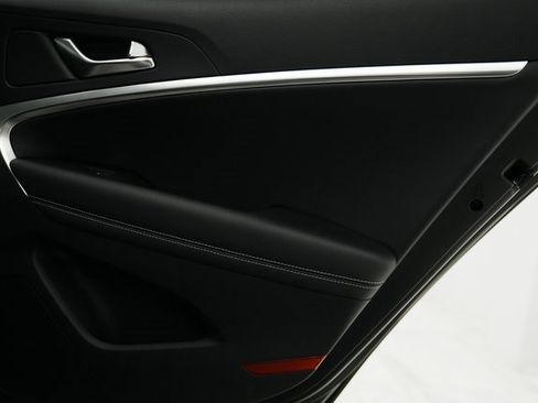 Used 2025 Genesis G70 2.5T image 39