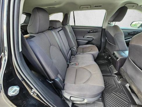 Used 2021 Toyota Highlander LE FWD image 19