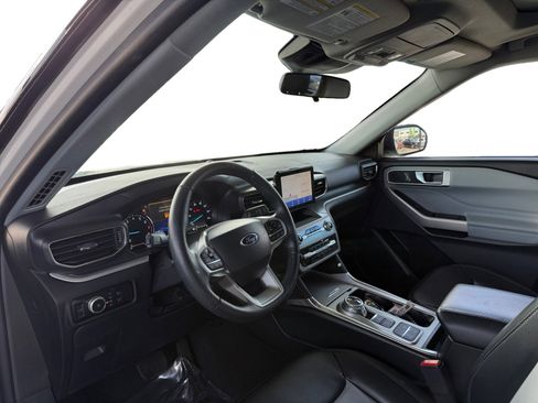 Used 2023 Ford Explorer XLT w/ Equipment Group 202A RWD image 9