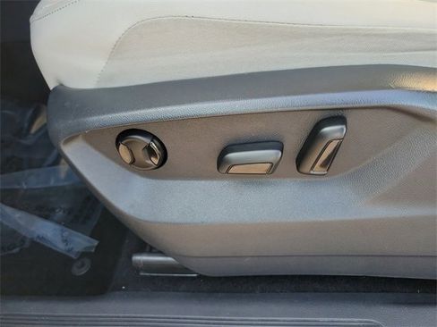 Used 2020 Volkswagen Tiguan SEL image 17