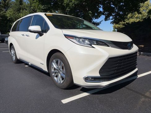 Used 2021 Toyota Sienna Limited FWD image 3