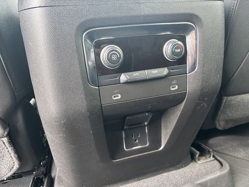 Used 2022 Chevrolet Suburban Z71 AWD/4WD image 19