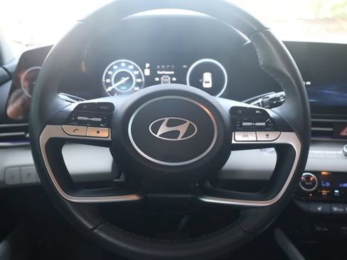 Certified 2025 Hyundai Elantra Limited FWD image 12